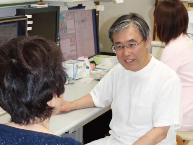 山本正治院長が診察をする様子